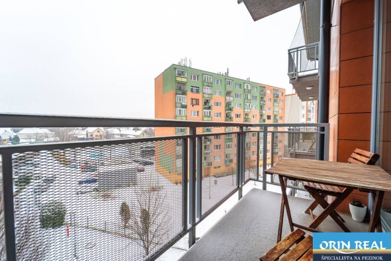 SVETLÝ ZARIADENÝ 2-IZBOVÝ BYT S BALKÓNOM - LA VITA  - Balkón 2-izbového bytu na L.Novomeského v Pezinku s výhľadom na farebný panelák.