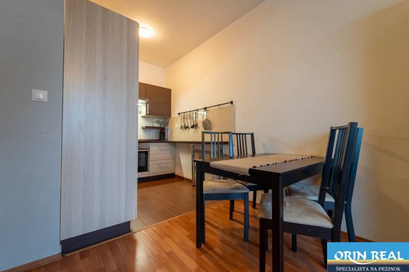 SVETLÝ ZARIADENÝ 2-IZBOVÝ BYT S BALKÓNOM - LA VITA  - Jedáleň a kuchyňa s podlahou s dreveným dekorom v 2-izbovom byte.