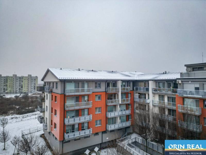 SVETLÝ ZARIADENÝ 2-IZBOVÝ BYT S BALKÓNOM - LA VITA  - Bytový dom na ulici L. Novomeského v Pezinku s priestrannými balkónmi, zasnežený výhľad.