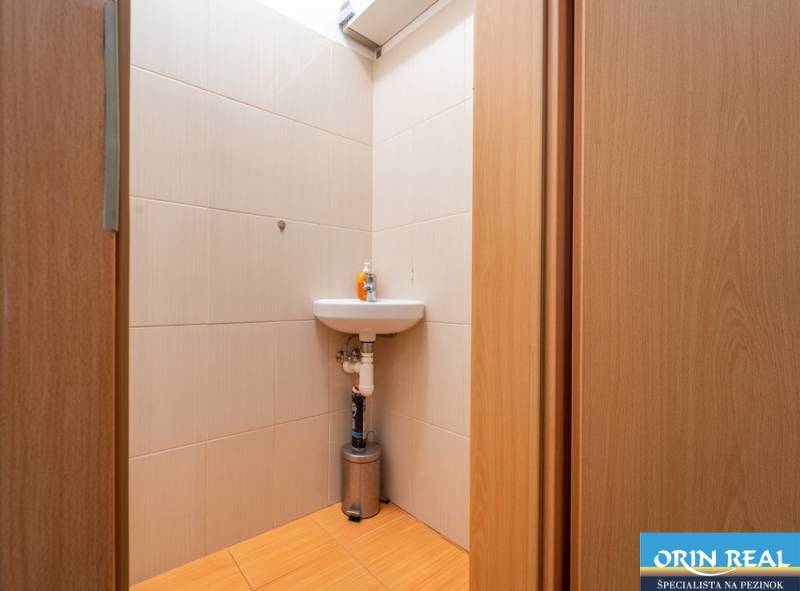 SVETLÝ ZARIADENÝ 2-IZBOVÝ BYT S BALKÓNOM - LA VITA  - Kúpeľňa v 2-izbovom byte s umývadlom a podlahou s dreveným dekorom.