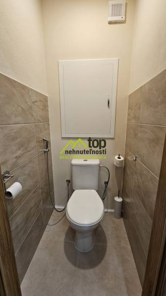 Prenájom 2 izbový byt v Topoľčanoch, sídlisko JUH - Toaleta s dlažbou a keramickou toaletou v 2-izbovom byte.
