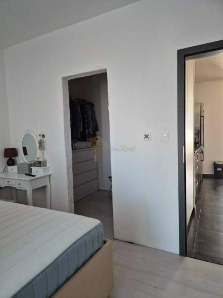 3-izb. byt v obci Blatná na Ostrove, balkón, lodžia, novostavba - Spálňa so zrkadlom, vstupom do šatníka a chodbou v 3-izbovom byte.