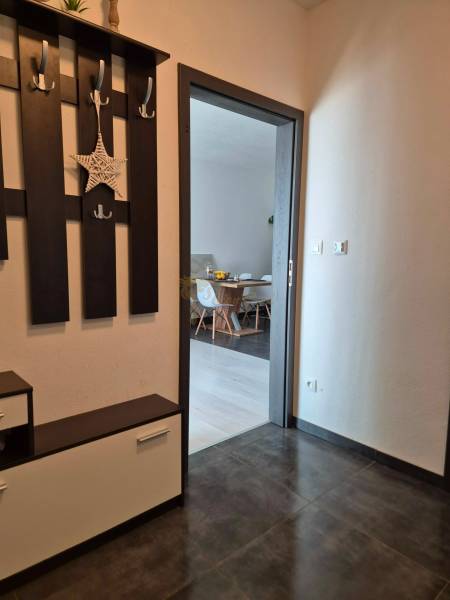 3-izb. byt v obci Blatná na Ostrove, balkón, lodžia, novostavba - Chodba so sklápacím nábytkom a pohľadom do jedálne v 3-izbovom byte.