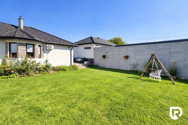 RADO I 4-IZBOVY murovaný ROD.DOM I RAJKA - Rodinný dom v Rajke s udržiavanou záhradou, trávnikom a závesnou hojdacou sieťou.