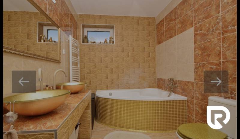 RADO I 4-IZBOVY murovaný ROD.DOM I RAJKA - Kúpeľňa s vaňou, umývadlami a oknom v Rodinnom dome, s tehlovým obkladom.