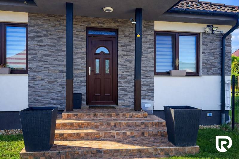 RADO I 4-IZBOVY murovaný ROD.DOM I RAJKA - Vstup do rodinného domu v Rajke s kamenným obkladom a dlažbou.