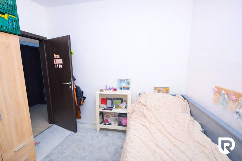 RADO I 4-IZBOVY murovaný ROD.DOM I RAJKA - Izba v rodinnom dome s posteľou, poličkou a otvorenými dverami.