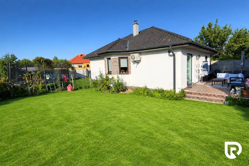 RADO I 4-IZBOVY murovaný ROD.DOM I RAJKA - Rodinný dom v Rajke s udržiavanou záhradou, terasou a slnečnou oblohou.