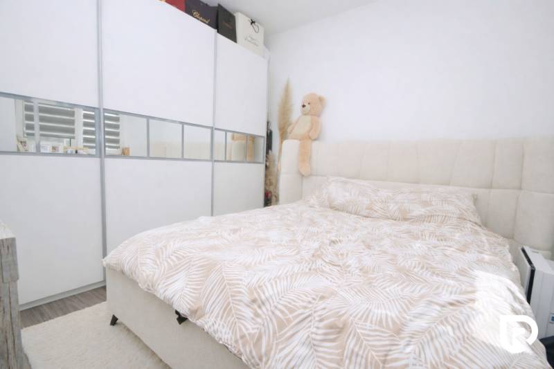 RADO I 4-IZBOVY murovaný ROD.DOM I RAJKA - Spálňa v rodinnom dome s veľkou skriňou a plyšovým medveďom na posteli.