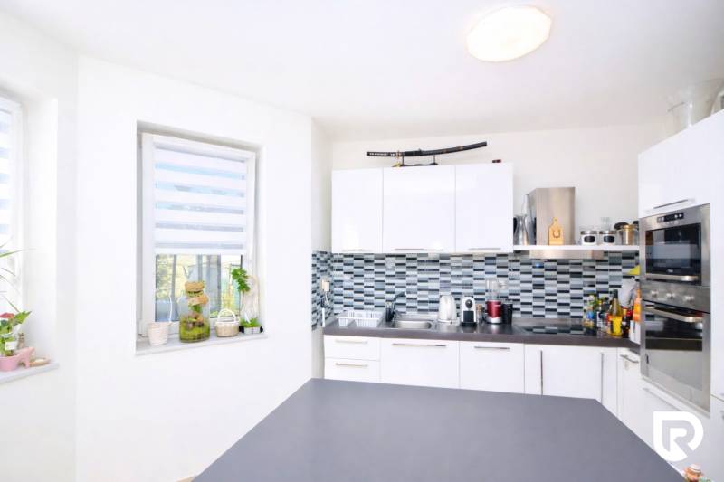 RADO I 4-IZBOVY murovaný ROD.DOM I RAJKA - Biela kuchyňa v rodinnom dome s modernou mozaikovou dlažbou a spotrebičmi.