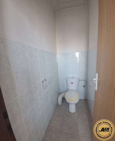 Ubytovanie pre zamestnancov, 64 m2, Tulská ul., Zvolen - Západ - Toaleta v budove s keramickými obkladmi a dlažbou.