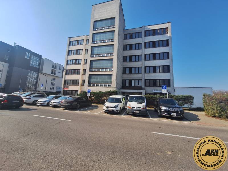 Ubytovanie pre zamestnancov, 64 m2, Tulská ul., Zvolen - Západ - Budova na Tulskiej ulici vo Zvolene, pred ktorou parkujú autá.