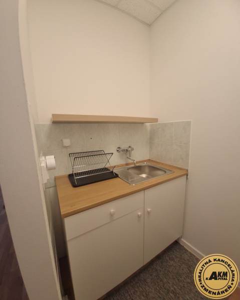 Ubytovanie pre zamestnancov, 64 m2, Tulská ul., Zvolen - Západ - Kuchynský kút s drezom a odkvapkávačom, Budova, svetlé obklady, biela skrinka.