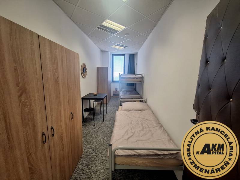 Ubytovanie pre zamestnancov, 64 m2, Tulská ul., Zvolen - Západ - Interiér budovy s dvoma posteľami, skriňami a malým stolíkom na izbe.