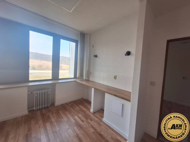 Priestor pre služby na prenájom,  36 m2, Tulska ul., Zvolen - Západ - Obchodné priestory s podlahou s dreveným dekorom a veľkým oknom.