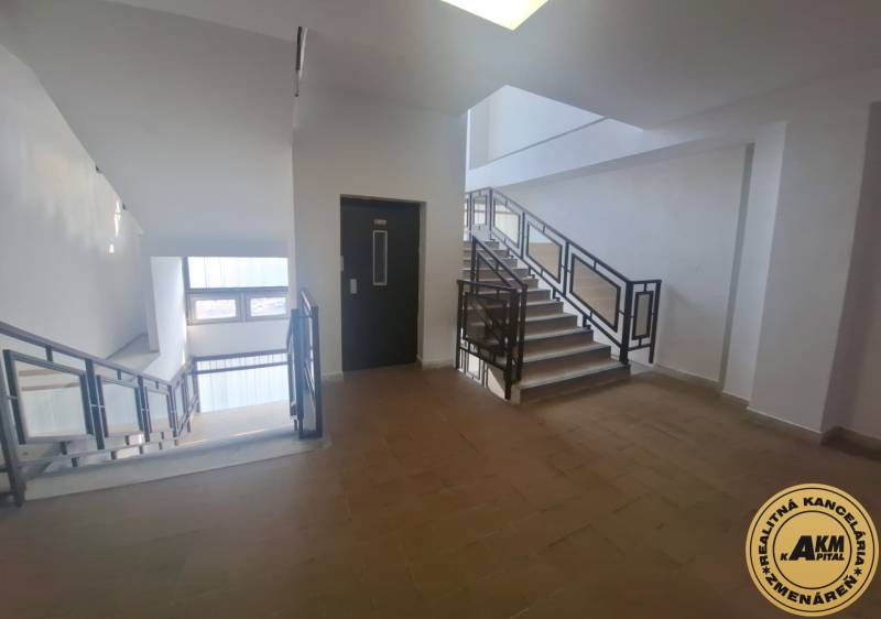 Priestor pre služby na prenájom,  36 m2, Tulska ul., Zvolen - Západ - Schodisko v obchodných priestoroch s oknami a podlahou s dreveným dekorom.