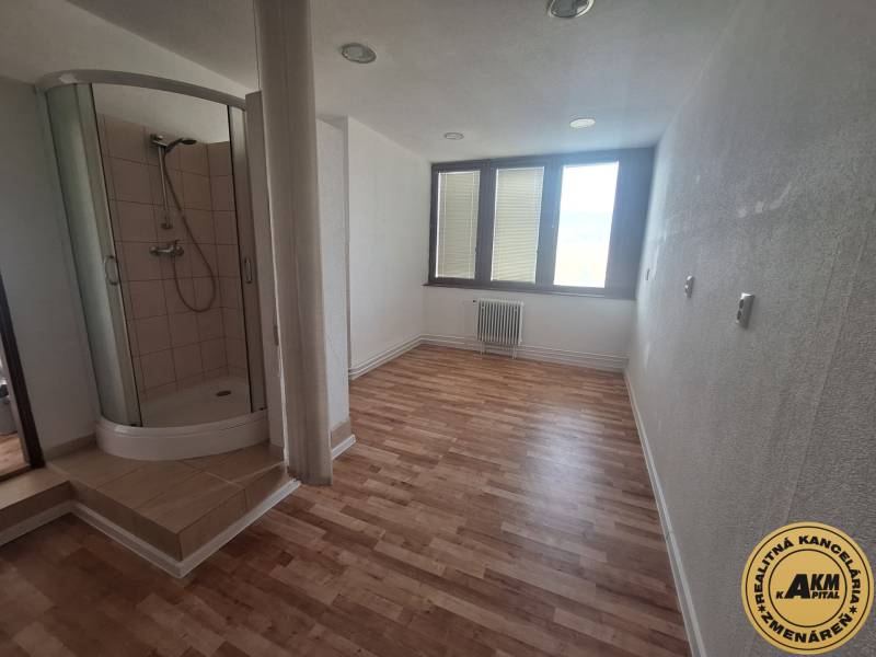 Priestor pre služby na prenájom,  36 m2, Tulska ul., Zvolen - Západ - Obchodné priestory s podlahou s dreveným dekorom a sprchovacím kútom.