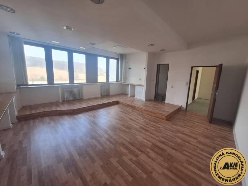 Priestor pre služby na prenájom,  36 m2, Tulska ul., Zvolen - Západ - Interiér Obchodné priestory s veľkými oknami, podlaha s dreveným dekorom, prázdna miestnosť.