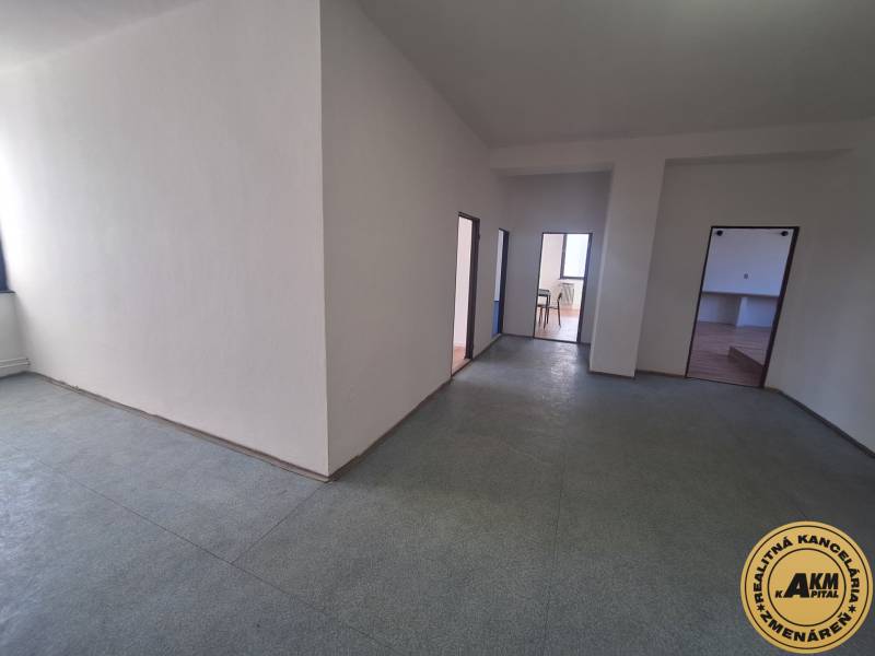 Prenájom priestoru  155 m2, Tulská ul., Zvolen-Západ - Interiérová fotografia priestoru so svetlými stenami a tromi dverami, podlaha s dreveným dekorom.