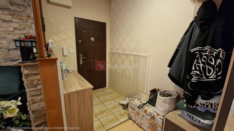 EXKLUZÍVNE-PREDAJ 3-IZBOVÝ BYT POPRAD, juh-bl.Slnečnica 80 m2  2 balk. - Vstupná hala v 3-izbovom byte s kamenným obložením a úložnými priestormi.