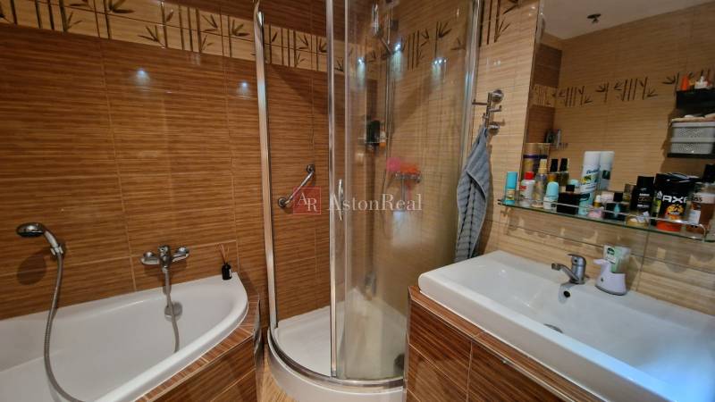 EXKLUZÍVNE-PREDAJ 3-IZBOVÝ BYT POPRAD, juh-bl.Slnečnica 80 m2  2 balk. - Kúpeľňa v 3-izbovom byte s vaňou, sprchovacím kútom a umývadlom.