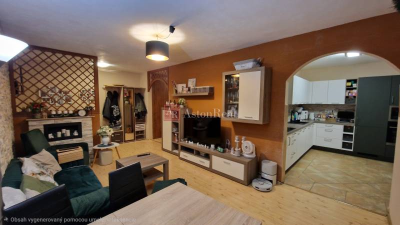 EXKLUZÍVNE-PREDAJ 3-IZBOVÝ BYT POPRAD, juh-bl.Slnečnica 80 m2  2 balk. - Obývacia izba v 3-izbovom byte s podlahou s dreveným dekorom a otvorenou kuchyňou.