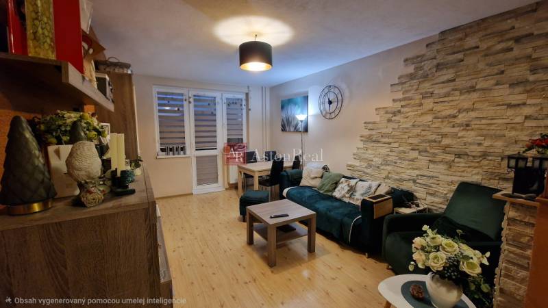 EXKLUZÍVNE-PREDAJ 3-IZBOVÝ BYT POPRAD, juh-bl.Slnečnica 80 m2  2 balk. - Obývačka v 3-izbovom byte s podlahou s dreveným dekorom a dekoratívnymi prvkami.