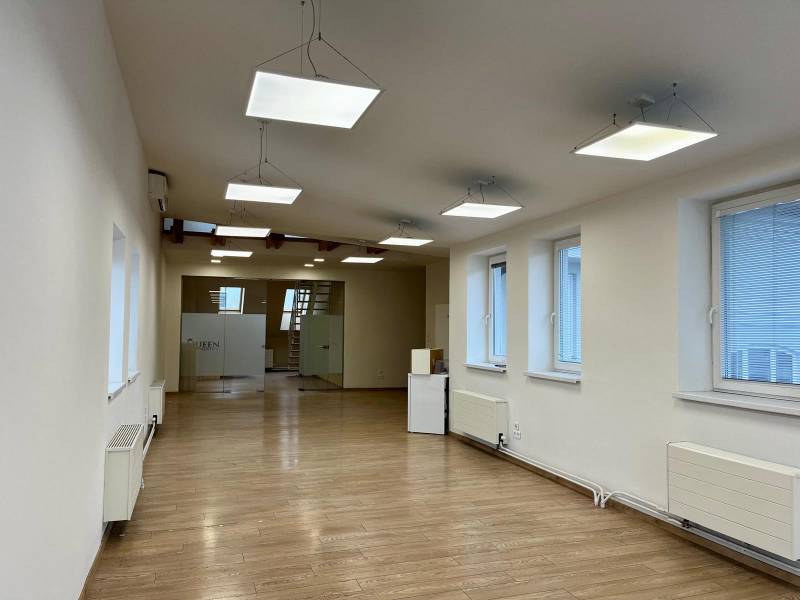 NA PRENÁJOM-Kancelársky priestor-Košice-Staré mesto,Masarykova ul. - Kancelárie s podlahou s dreveným dekorom, závesnými svietidlami a presklenými dverami.