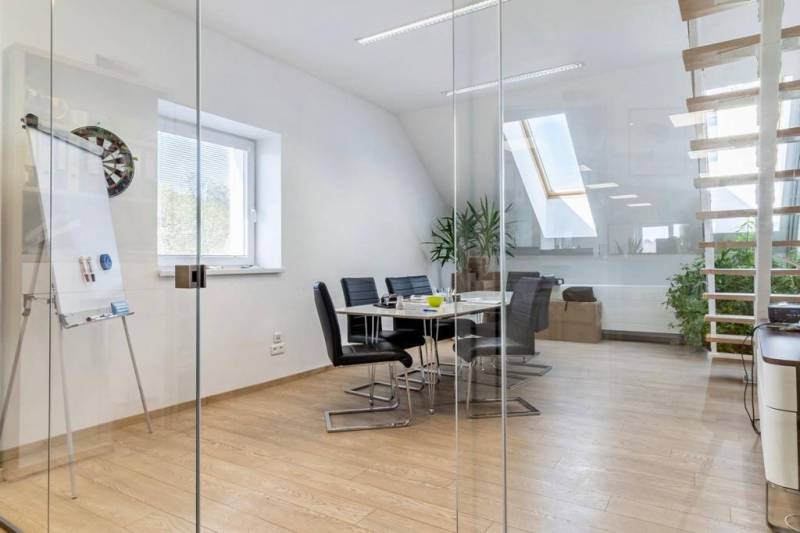 NA PRENÁJOM-Kancelársky priestor-Košice-Staré mesto,Masarykova ul. - Sklenené steny, podlaha s dreveným dekorom a schody v kancelárii.