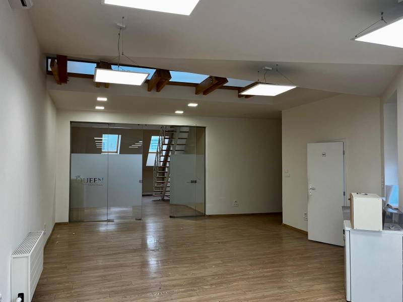 NA PRENÁJOM-Kancelársky priestor-Košice-Staré mesto,Masarykova ul. - Kancelárie s podlahou s dreveným dekorom, presklené dvere a schody.