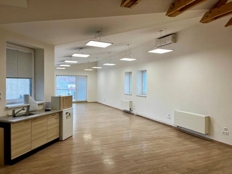 NA PRENÁJOM-Kancelársky priestor-Košice-Staré mesto,Masarykova ul. - Kancelárie s podlahou s dreveným dekorom a kuchynským kútom, stropné osvetlenie.