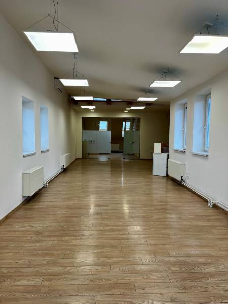 NA PRENÁJOM-Kancelársky priestor-Košice-Staré mesto,Masarykova ul. - Interiér kancelárií s podlahou s dreveným dekorom a závesnými svetlami.