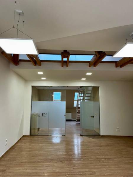 NA PRENÁJOM-Kancelársky priestor-Košice-Staré mesto,Masarykova ul. - Interiér kancelárie s podlahou s dreveným dekorom a sklenenými dverami.