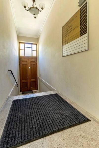 NA PRENÁJOM-Kancelársky priestor-Košice-Staré mesto,Masarykova ul. - Úzke schodisko s rebríčkom a lampou vedie ku dreveným dverám. Kancelárie.