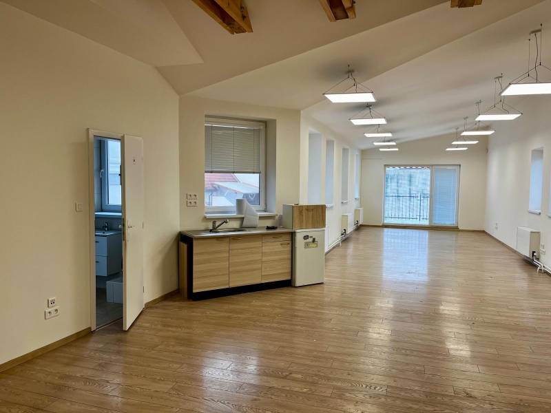 NA PRENÁJOM-Kancelársky priestor-Košice-Staré mesto,Masarykova ul. - Kancelárie s podlahou s dreveným dekorom, veľkými oknami a kuchynským kútom.