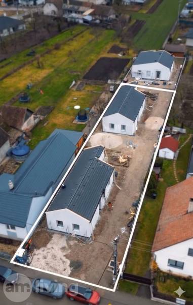 NOVINKA - 2x Novostavba RODINNÝCH DOMOV - Borčice  - Zástavba rodinných domov v Borčiciach obklopená záhradami a susednými domami.