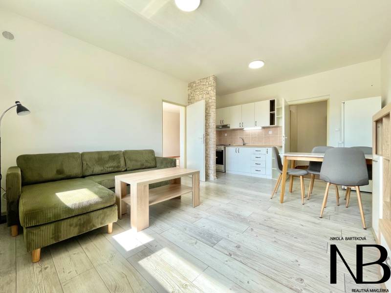 Na prenájom slnečný 2i byt s balkónom, ul. Východná, Trenčín - Svetlý obývací priestor 2-izbového bytu na ulici Východná s pohodlným nábytkom a kuchyňou.