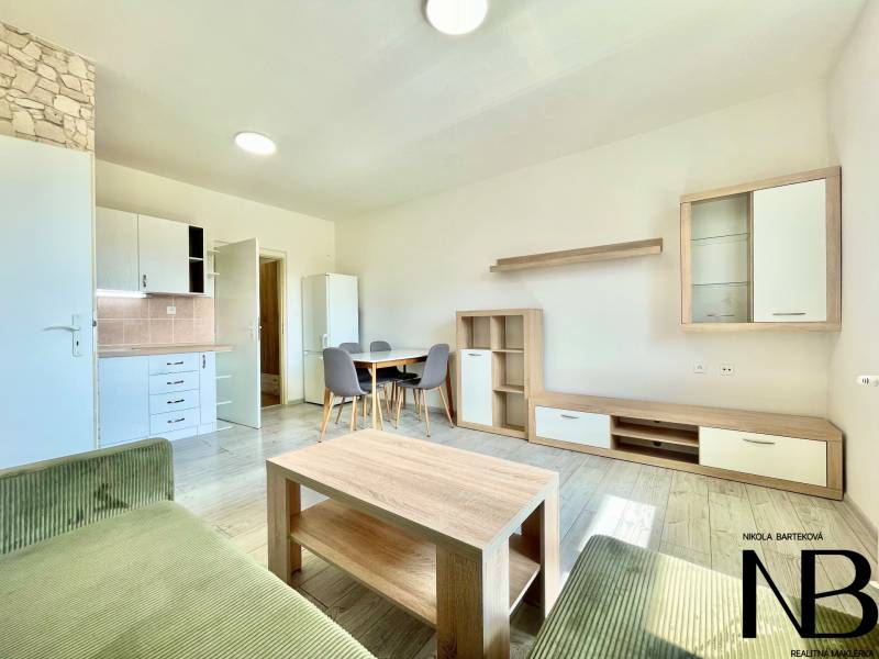 Na prenájom slnečný 2i byt s balkónom, ul. Východná, Trenčín - Interiér 2-izbového bytu; vybavenie na ulici Východná; kuchyňa, jedálenský stôl, obývačka.