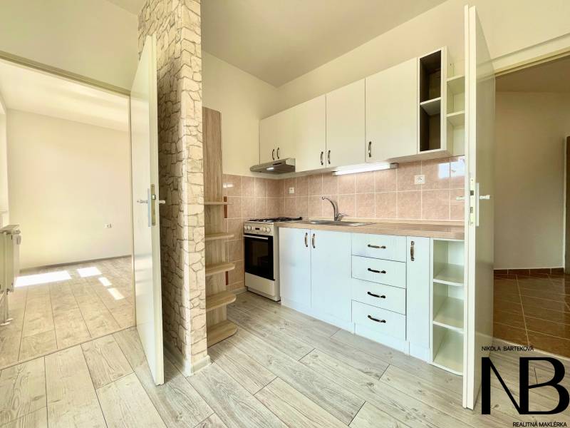 Na prenájom slnečný 2i byt s balkónom, ul. Východná, Trenčín - Kuchynská linka v 2-izbovom byte, svetlý priestor na ulici Východná.
