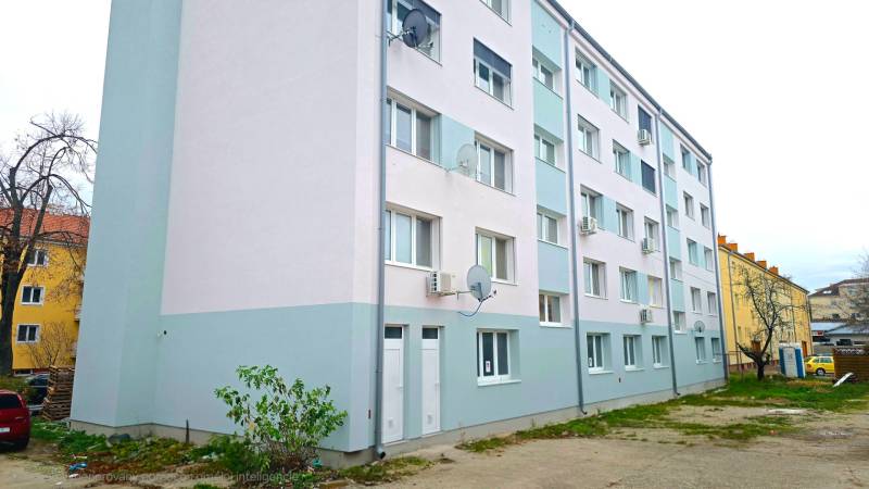 Na predaj moderný 2-izbový byt po kompletnej rekonštrukcii – Piešťany - Bytová budova na ulici Pod Párovcami v Piešťanoch, vhodná na 2-izbový byt.