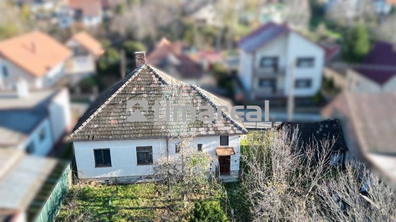 * na predaj 3i rodinný dom, 6á pozemok, Čataj - Rodinný dom v Čataji obklopený záhradou a susednými domami, všetko v pokojnej lokalite.