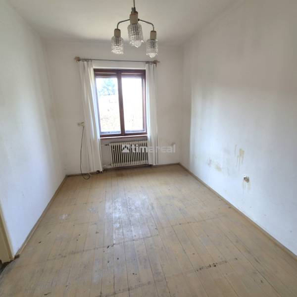 * na predaj 3i rodinný dom, 6á pozemok, Čataj - Nevybavená miestnosť v rodinnom dome s podlahou s dreveným dekorom a oknom.