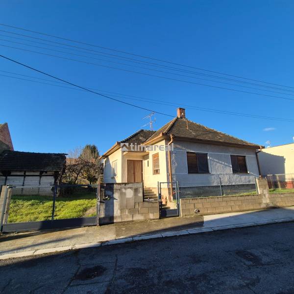 * na predaj 3i rodinný dom, 6á pozemok, Čataj - Rodinný dom v Čataji s klasickou strechou a záhradou, oplotené betónovým múrom.