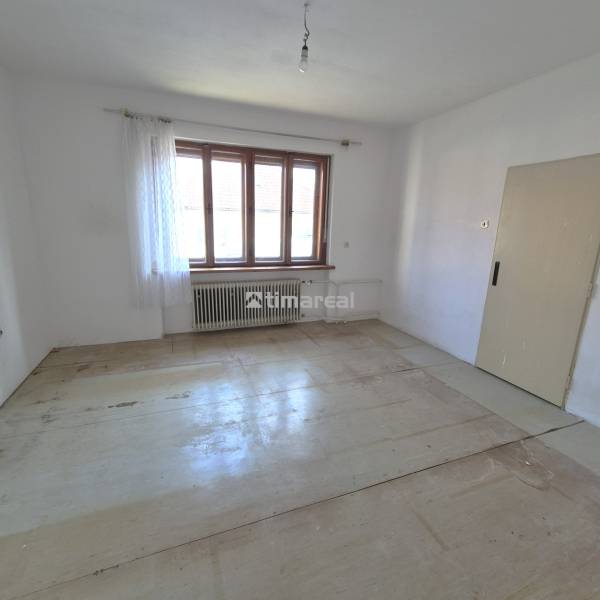 * na predaj 3i rodinný dom, 6á pozemok, Čataj - Prázdna izba v rodinnom dome s veľkým oknom a bielymi stenami.