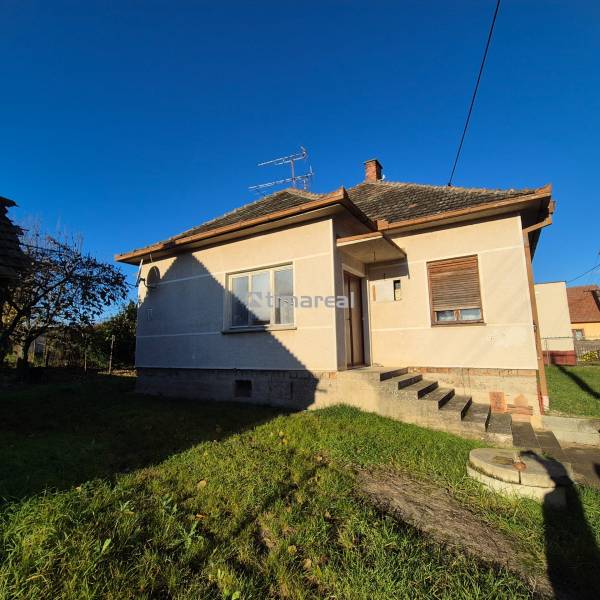 * na predaj 3i rodinný dom, 6á pozemok, Čataj - Rodinný dom v Čataji s jednoduchou fasádou, trávnatým pozemkom a schodiskom.