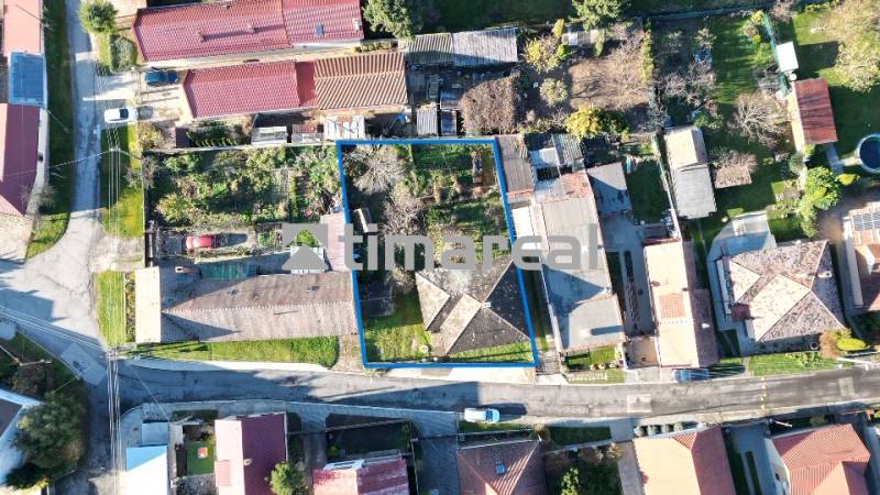 * na predaj 3i rodinný dom, 6á pozemok, Čataj - Letecký pohľad na rodinné domy v Čataji s vyznačeným pozemkom.