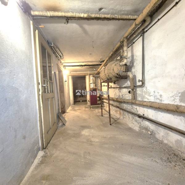 * na predaj 3i rodinný dom, 6á pozemok, Čataj - Pivničný priestor v rodinnom dome s potrubiami a dverami.