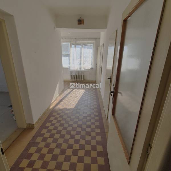 * na predaj 3i rodinný dom, 6á pozemok, Čataj - Chodba v rodinnom dome s farebnou dlažbou a veľkým oknom.