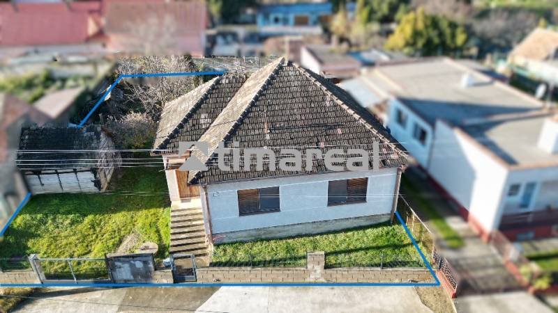 * na predaj 3i rodinný dom, 6á pozemok, Čataj - Rodinný dom v Čataji so šikmou strechou a upravenou záhradou, oplotený plotom.