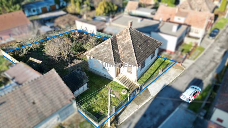 * na predaj 3i rodinný dom, 6á pozemok, Čataj - Rodinný dom v Čataji so záhradou a stromami, ohraničený modrou čiarou.